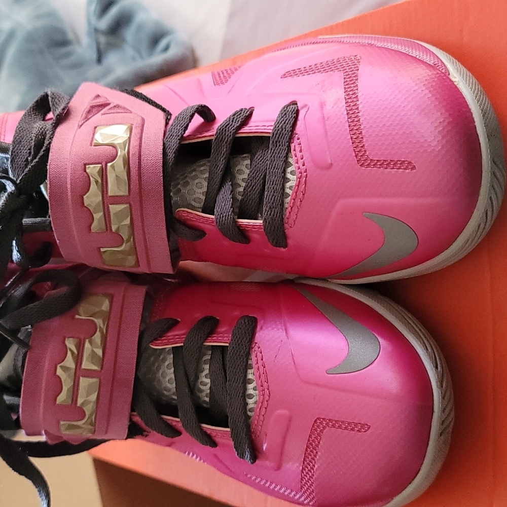 Nike soldier 7 size 6  pink